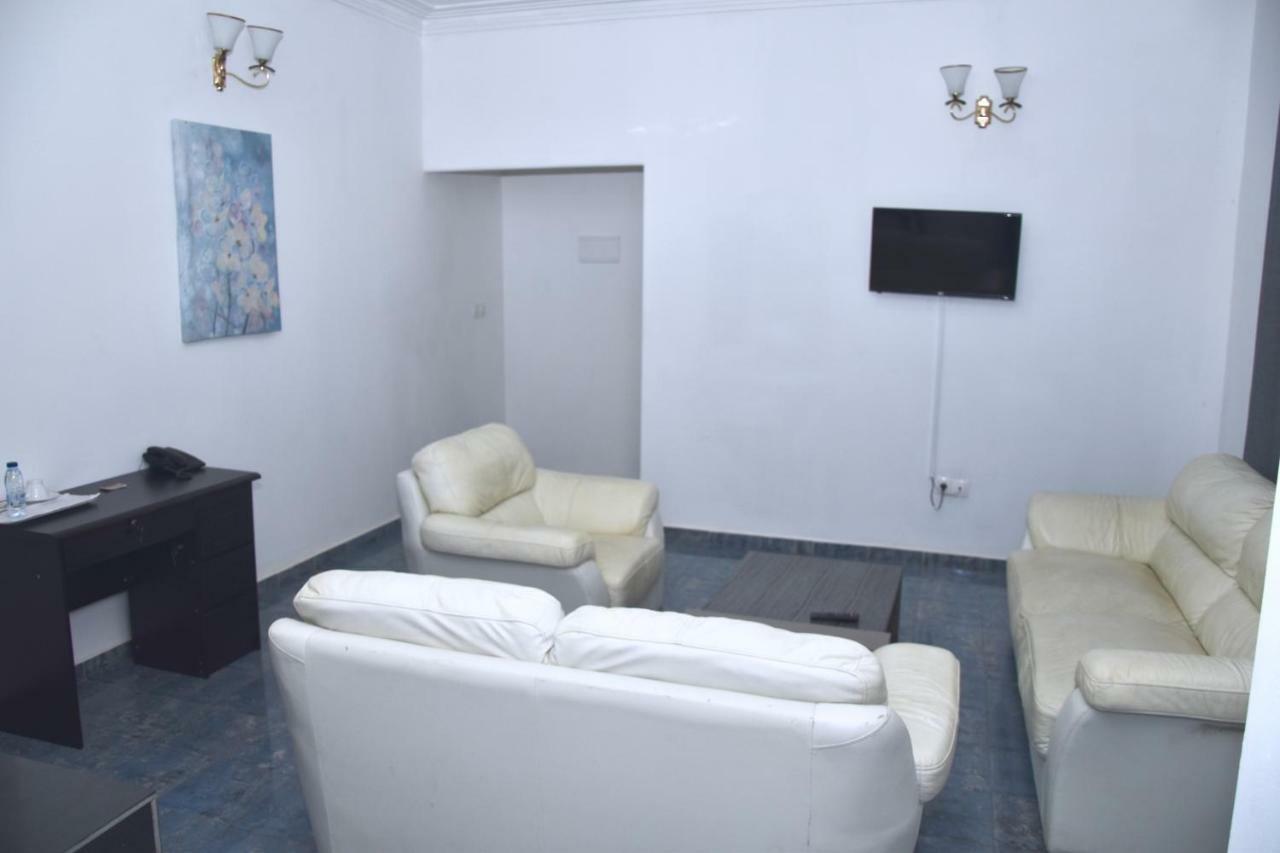 Yaoundé Hotel La Couronne Rw מראה חיצוני תמונה