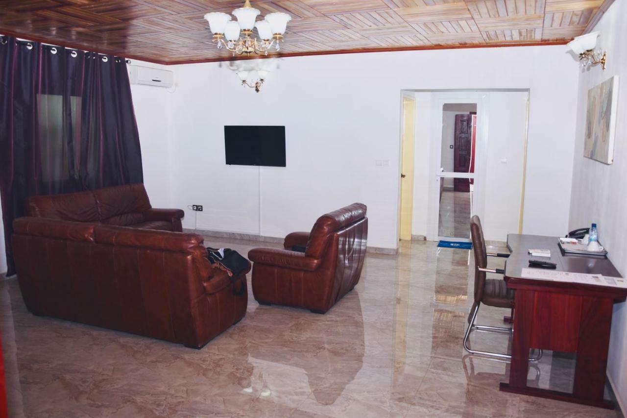 Yaoundé Hotel La Couronne Rw מראה חיצוני תמונה