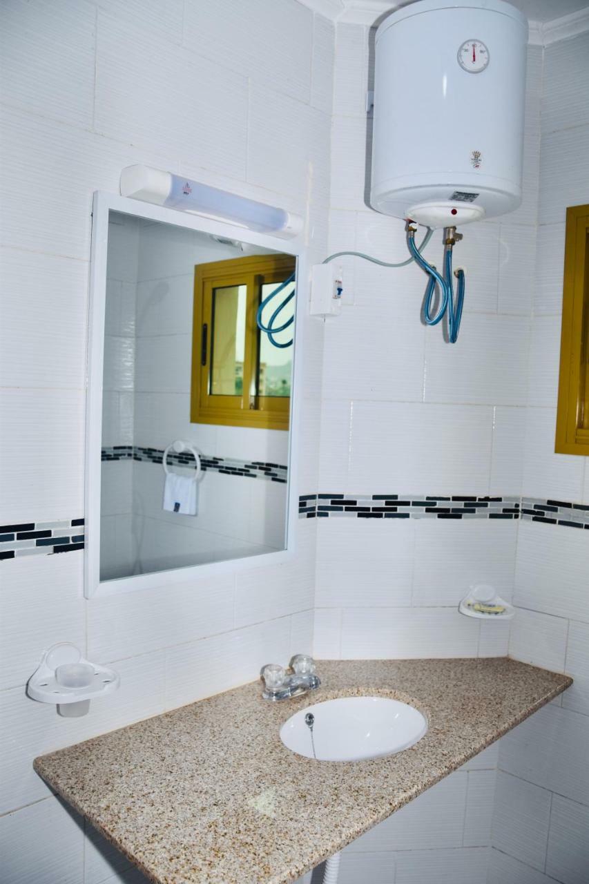 Yaoundé Hotel La Couronne Rw מראה חיצוני תמונה