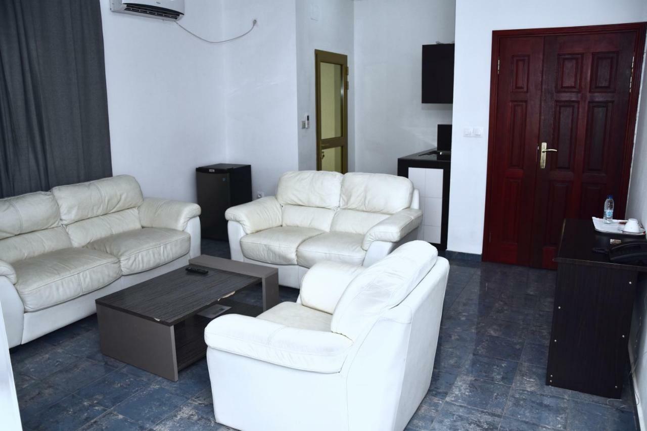 Yaoundé Hotel La Couronne Rw מראה חיצוני תמונה