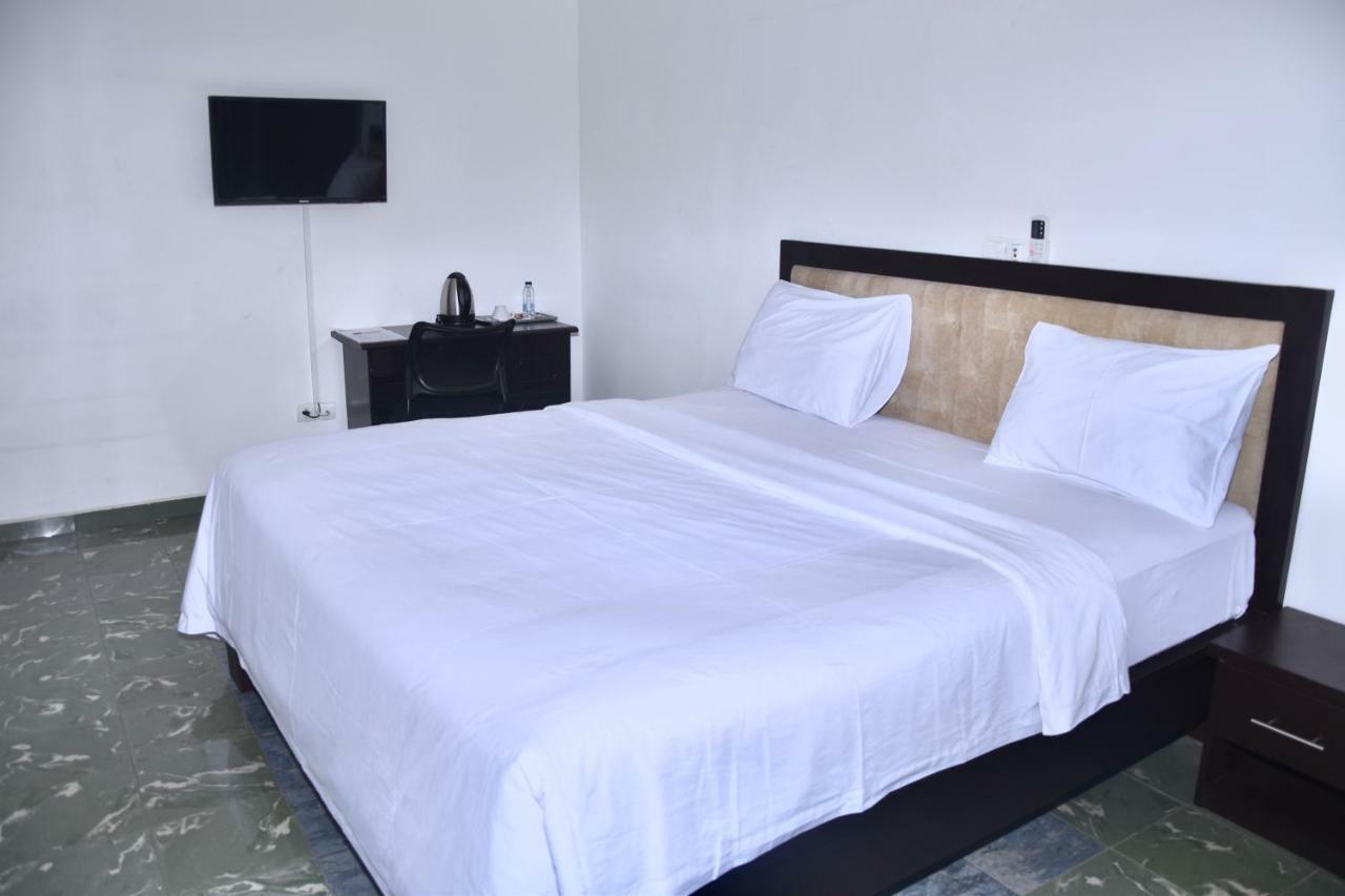 Yaoundé Hotel La Couronne Rw מראה חיצוני תמונה