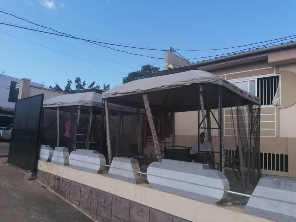 Yaoundé Hotel La Couronne Rw מראה חיצוני תמונה